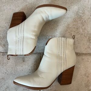 Marc Fisher White Leather Ankle Boots • Size 8 🤍 Western Block Heel Booties